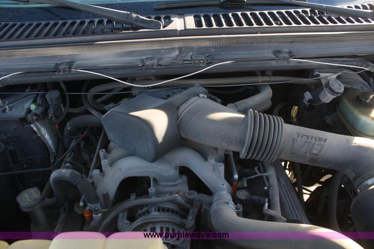 image for item D4716 2002 Ford F250 Super Duty XL pickup truck