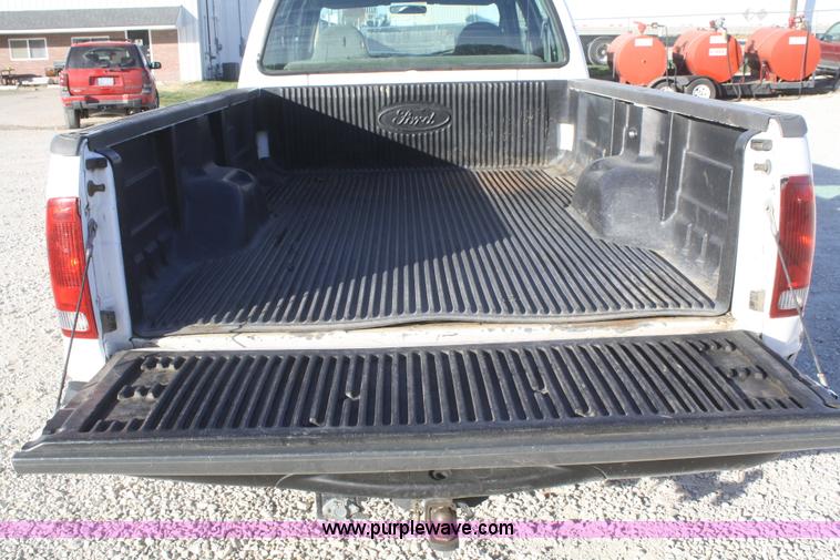 image for item D4716 2002 Ford F250 Super Duty XL pickup truck