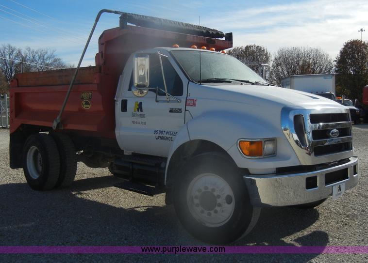 image for item D4717 2004 Ford F650 XL Super Duty dump truck