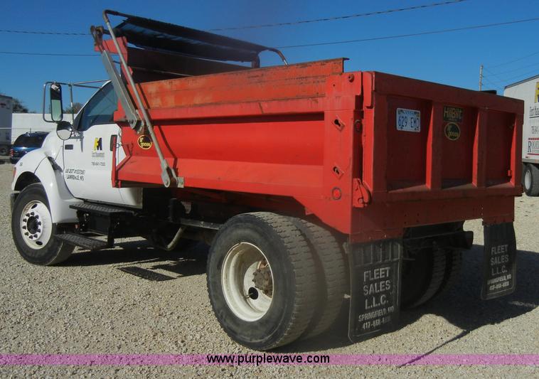 image for item D4717 2004 Ford F650 XL Super Duty dump truck