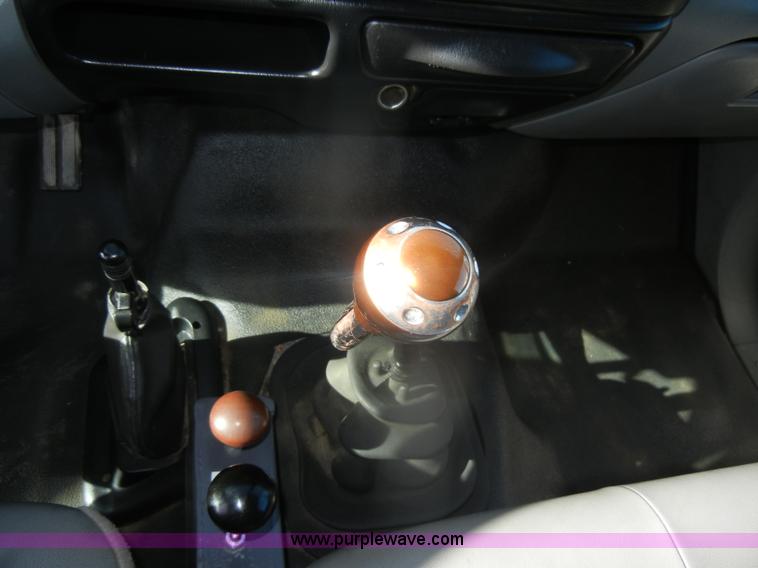 image for item D4717 2004 Ford F650 XL Super Duty dump truck