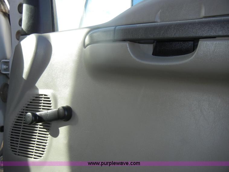 image for item D4717 2004 Ford F650 XL Super Duty dump truck