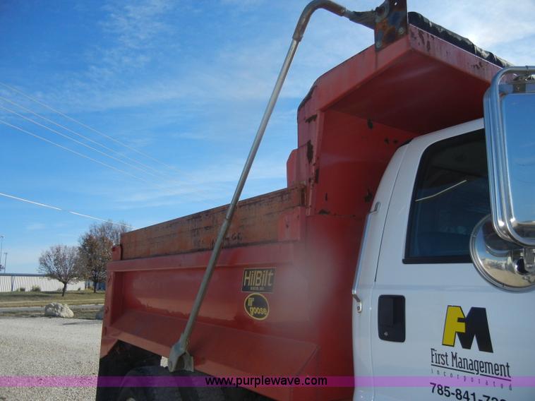 image for item D4717 2004 Ford F650 XL Super Duty dump truck