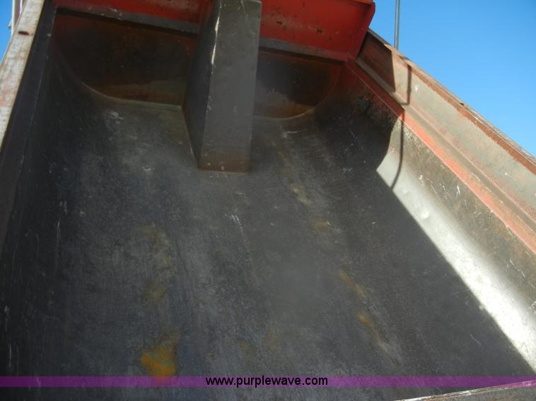 image for item D4717 2004 Ford F650 XL Super Duty dump truck