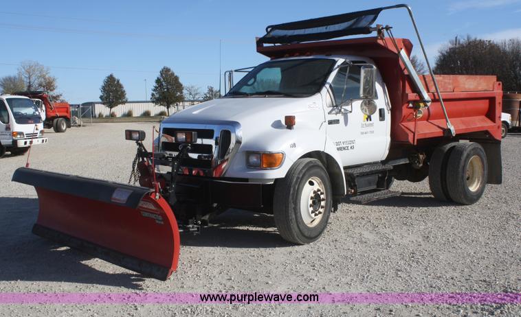 image for item D4718 2004 Ford F650 XL Super Duty dump truck