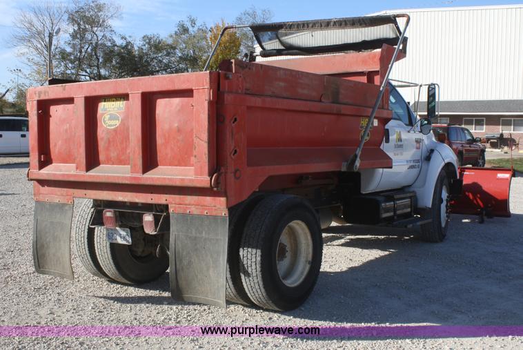 image for item D4718 2004 Ford F650 XL Super Duty dump truck
