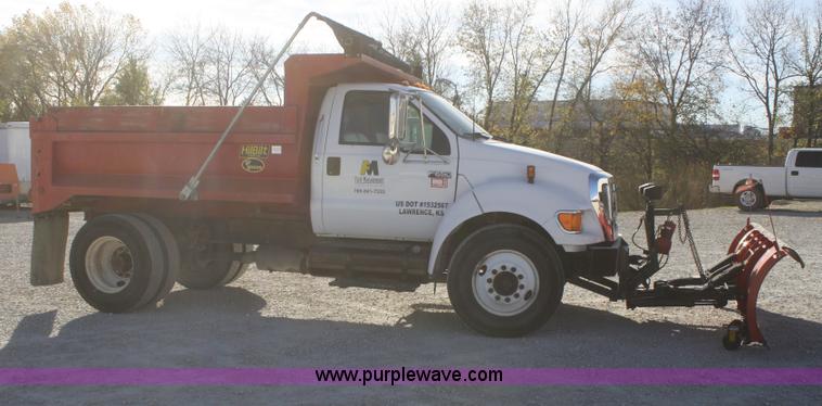image for item D4718 2004 Ford F650 XL Super Duty dump truck