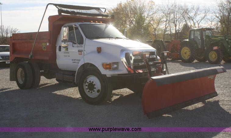 image for item D4718 2004 Ford F650 XL Super Duty dump truck