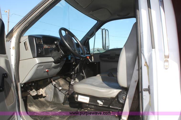 image for item D4718 2004 Ford F650 XL Super Duty dump truck