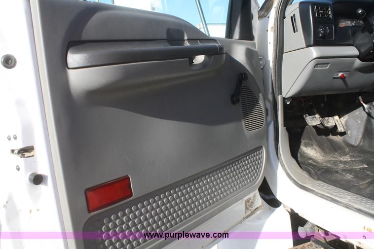 image for item D4718 2004 Ford F650 XL Super Duty dump truck