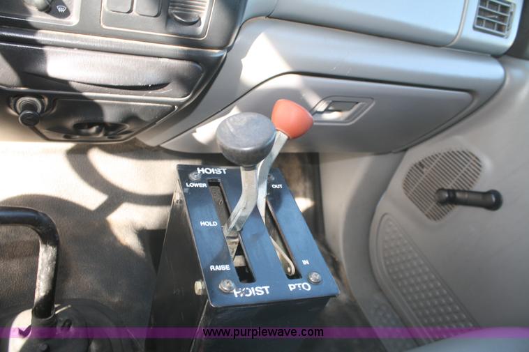 image for item D4718 2004 Ford F650 XL Super Duty dump truck