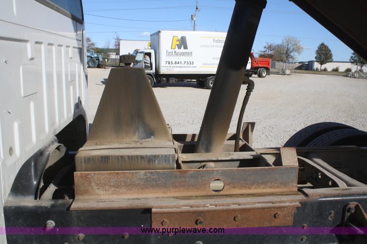 image for item D4718 2004 Ford F650 XL Super Duty dump truck