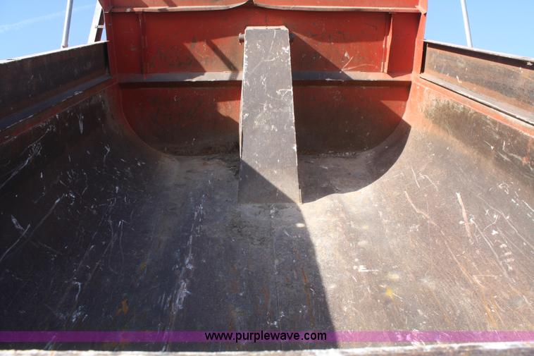 image for item D4718 2004 Ford F650 XL Super Duty dump truck