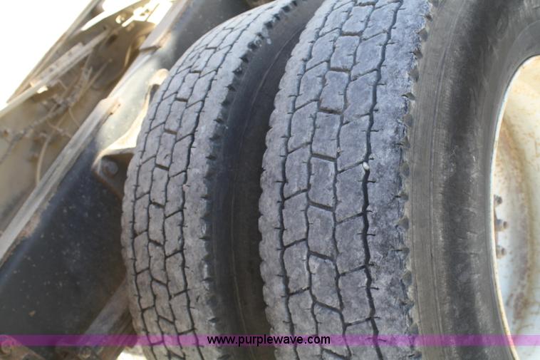 image for item D4718 2004 Ford F650 XL Super Duty dump truck