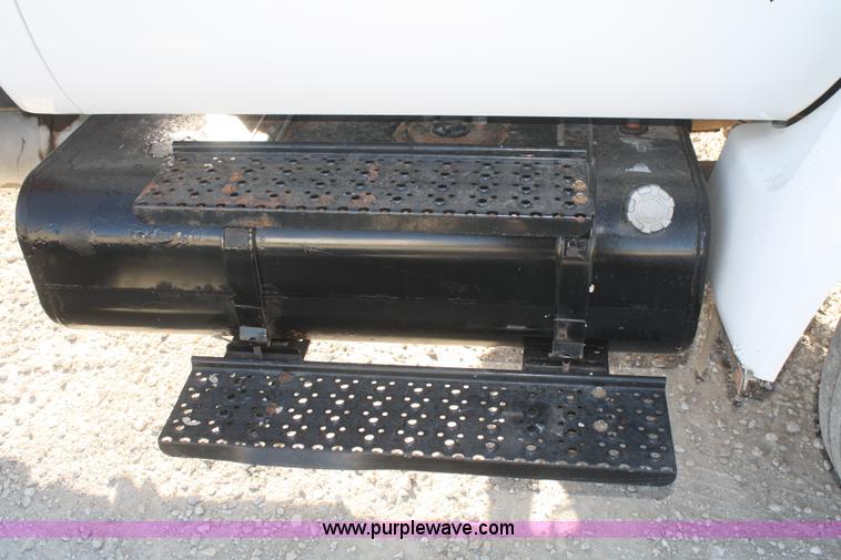 image for item D4718 2004 Ford F650 XL Super Duty dump truck