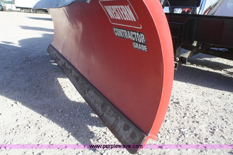 image for item D4718 2004 Ford F650 XL Super Duty dump truck