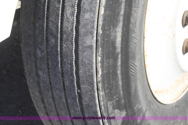 image for item D4718 2004 Ford F650 XL Super Duty dump truck