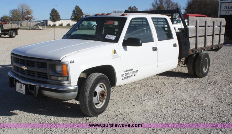 image for item D4719 2000 Chevrolet C3500 Crew Cab flatbed pickup truck