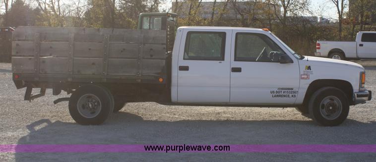 image for item D4719 2000 Chevrolet C3500 Crew Cab flatbed pickup truck