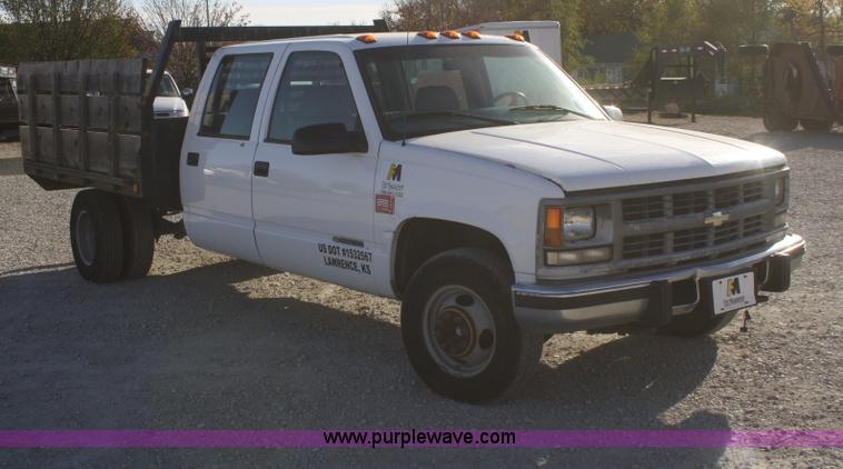 image for item D4719 2000 Chevrolet C3500 Crew Cab flatbed pickup truck