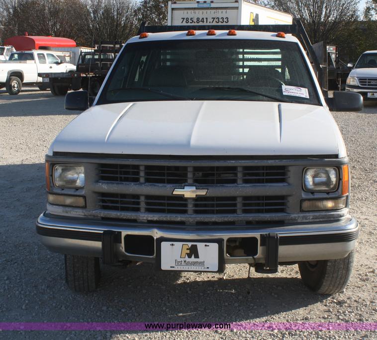 image for item D4719 2000 Chevrolet C3500 Crew Cab flatbed pickup truck