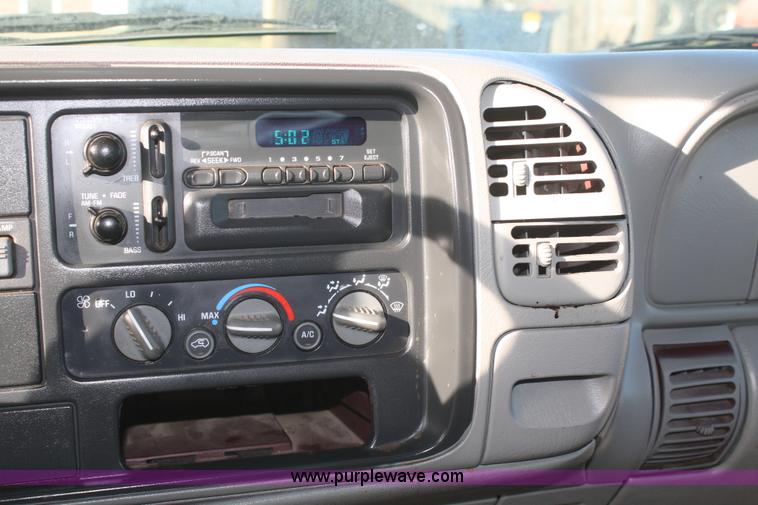 image for item D4719 2000 Chevrolet C3500 Crew Cab flatbed pickup truck