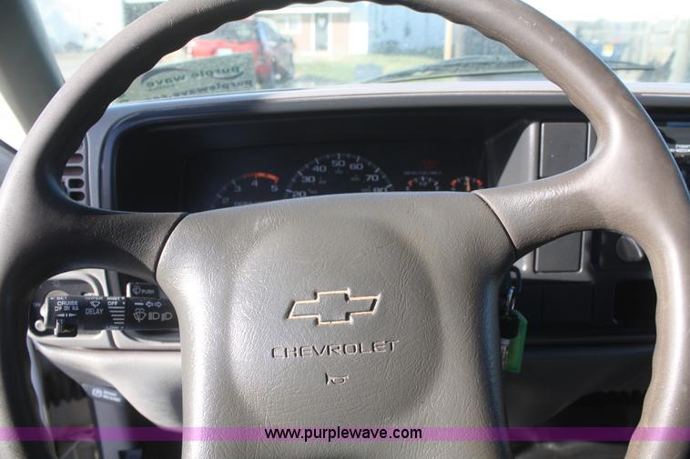 image for item D4719 2000 Chevrolet C3500 Crew Cab flatbed pickup truck