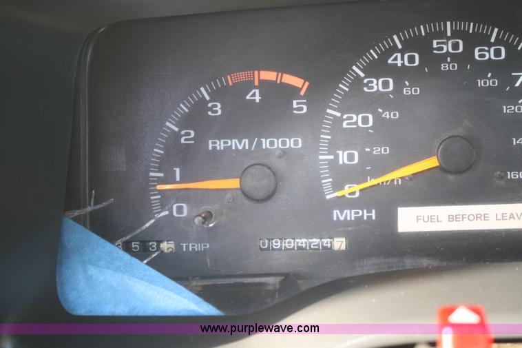 image for item D4719 2000 Chevrolet C3500 Crew Cab flatbed pickup truck