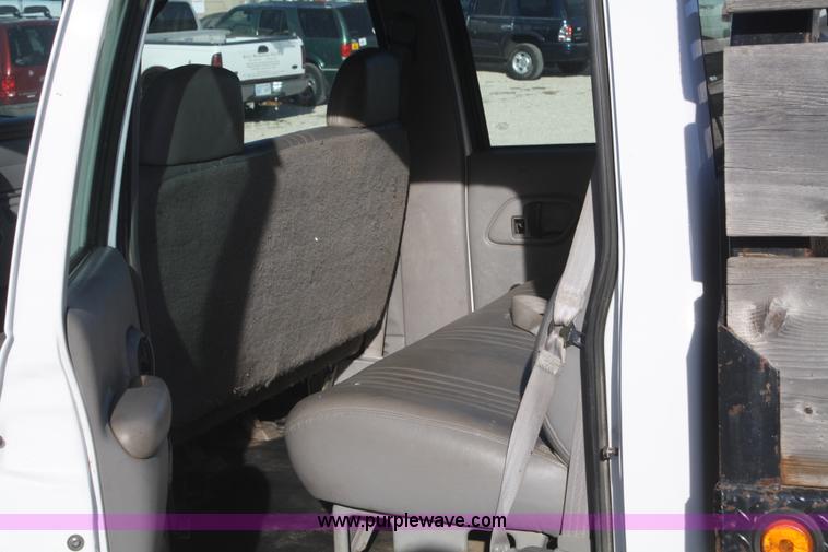 image for item D4719 2000 Chevrolet C3500 Crew Cab flatbed pickup truck