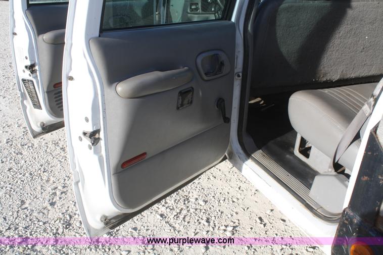 image for item D4719 2000 Chevrolet C3500 Crew Cab flatbed pickup truck