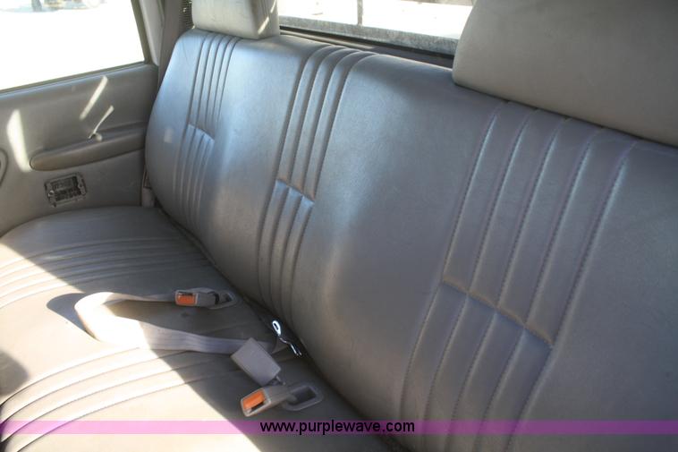 image for item D4719 2000 Chevrolet C3500 Crew Cab flatbed pickup truck