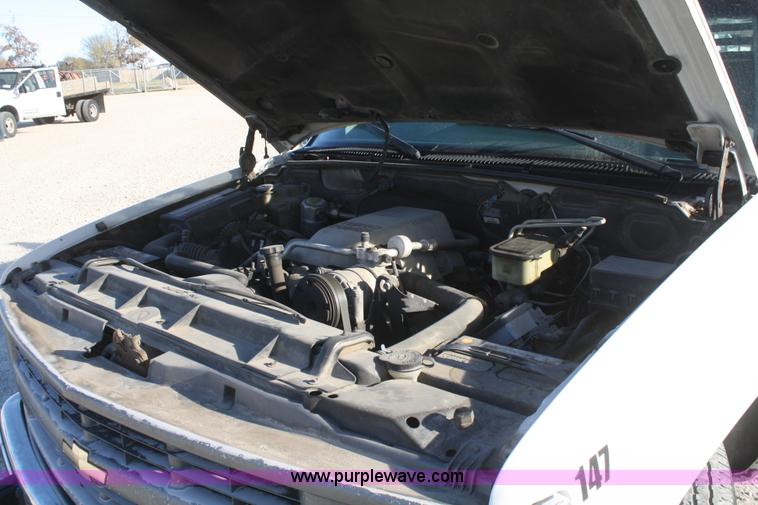 image for item D4719 2000 Chevrolet C3500 Crew Cab flatbed pickup truck