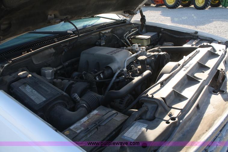 image for item D4719 2000 Chevrolet C3500 Crew Cab flatbed pickup truck