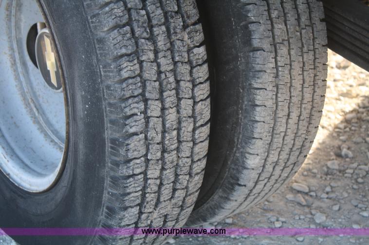 image for item D4719 2000 Chevrolet C3500 Crew Cab flatbed pickup truck