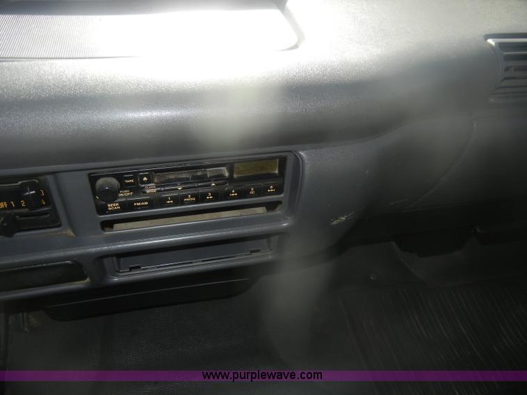 image for item D4720 2002 GMC W3500 flatbed truck