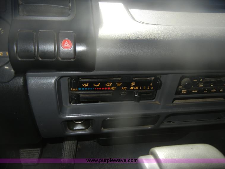 image for item D4720 2002 GMC W3500 flatbed truck