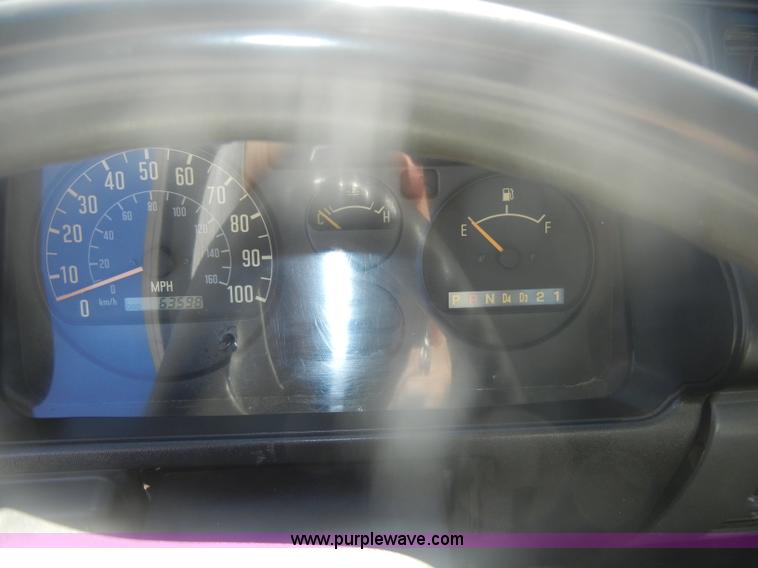 image for item D4720 2002 GMC W3500 flatbed truck