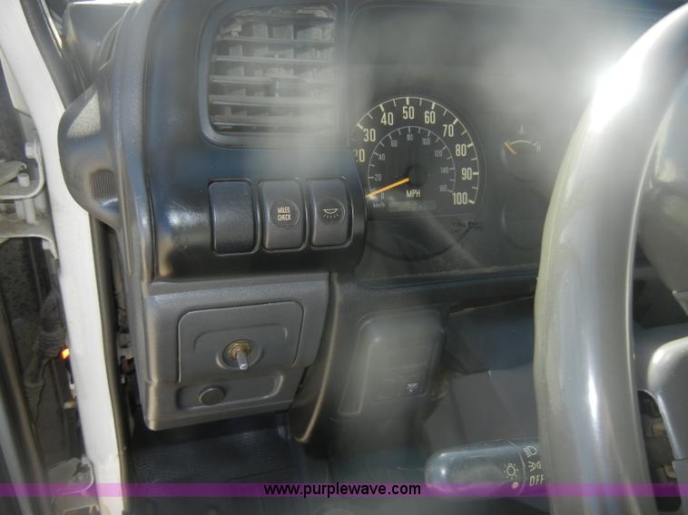 image for item D4720 2002 GMC W3500 flatbed truck