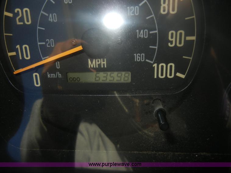 image for item D4720 2002 GMC W3500 flatbed truck