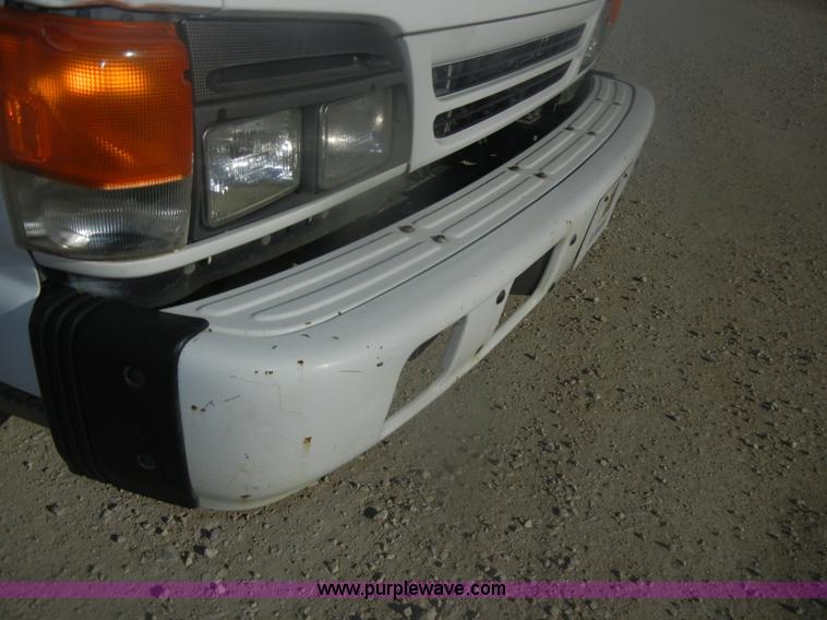 image for item D4720 2002 GMC W3500 flatbed truck