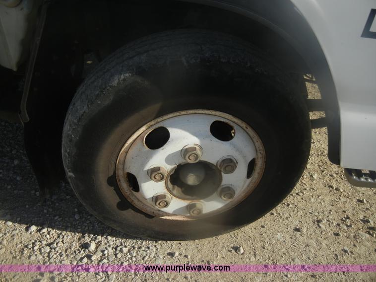 image for item D4720 2002 GMC W3500 flatbed truck