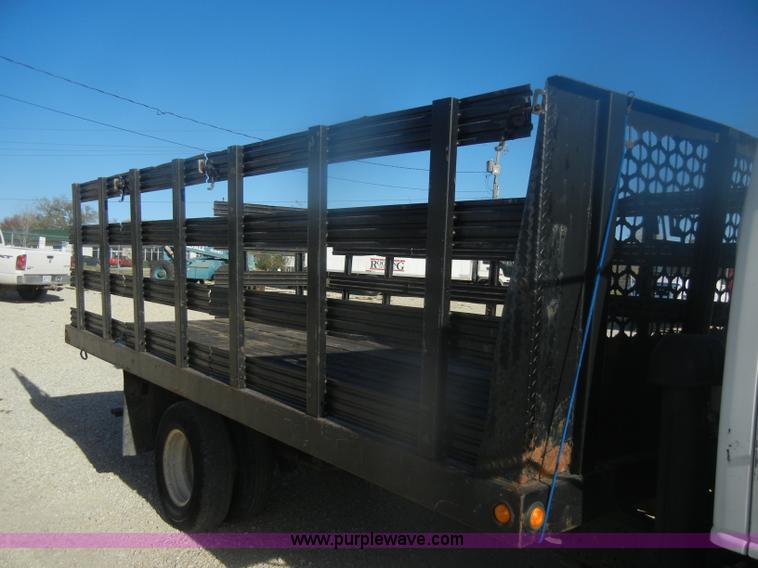 image for item D4720 2002 GMC W3500 flatbed truck