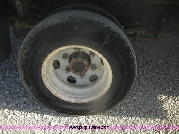 image for item D4720 2002 GMC W3500 flatbed truck