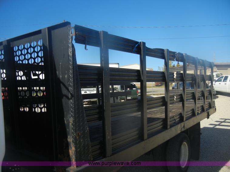 image for item D4720 2002 GMC W3500 flatbed truck