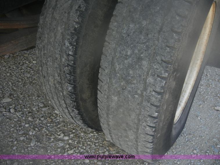 image for item D4720 2002 GMC W3500 flatbed truck