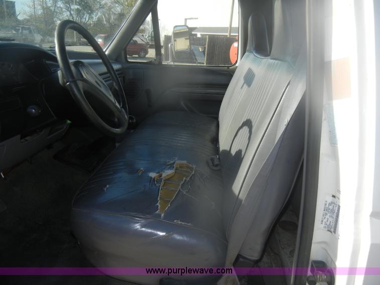 image for item D4721 1997 Ford F350 XL flatbed pickup truck