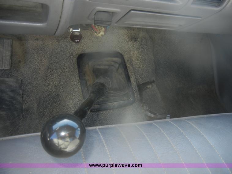 image for item D4721 1997 Ford F350 XL flatbed pickup truck