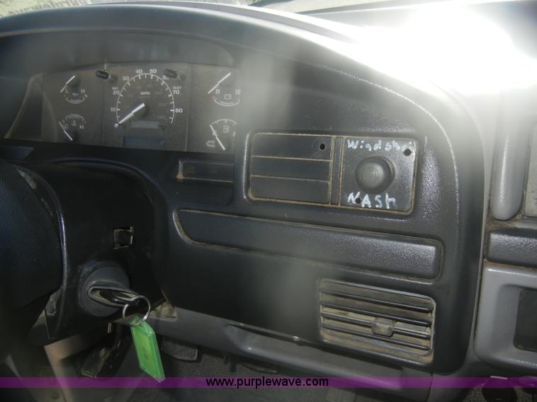 image for item D4721 1997 Ford F350 XL flatbed pickup truck