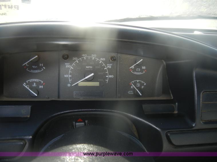 image for item D4721 1997 Ford F350 XL flatbed pickup truck