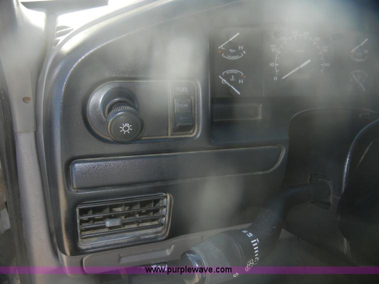 image for item D4721 1997 Ford F350 XL flatbed pickup truck